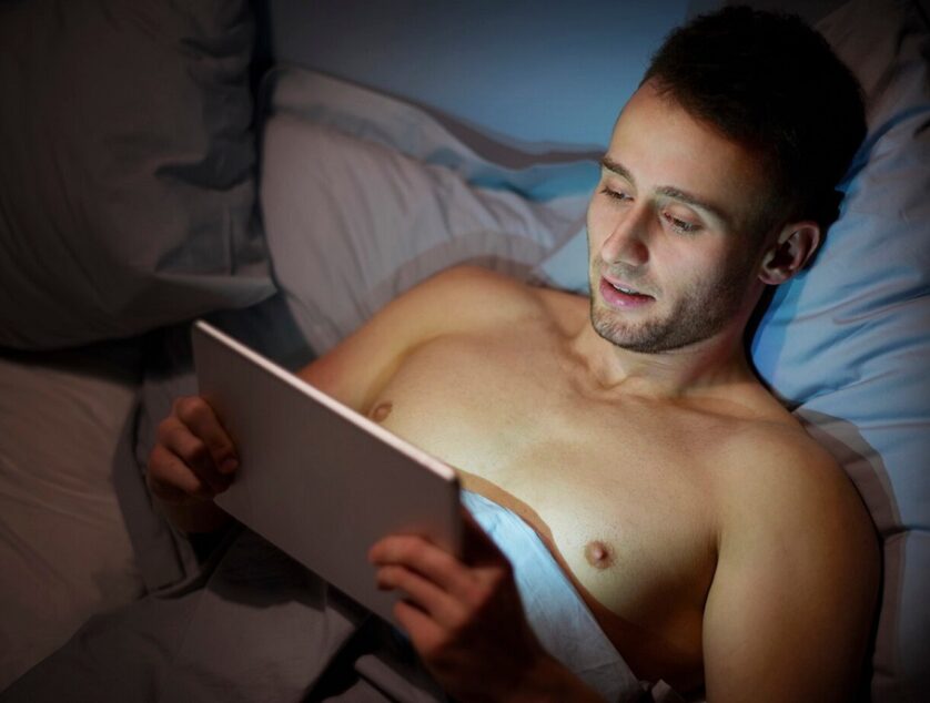 man-using-digital-tablet-before-sleep_329181-18628 man-using-digital-tablet-before-sleep_329181-18628