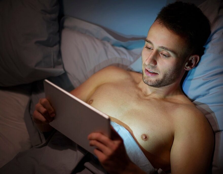 man-using-digital-tablet-before-sleep_329181-18628 man-using-digital-tablet-before-sleep_329181-18628